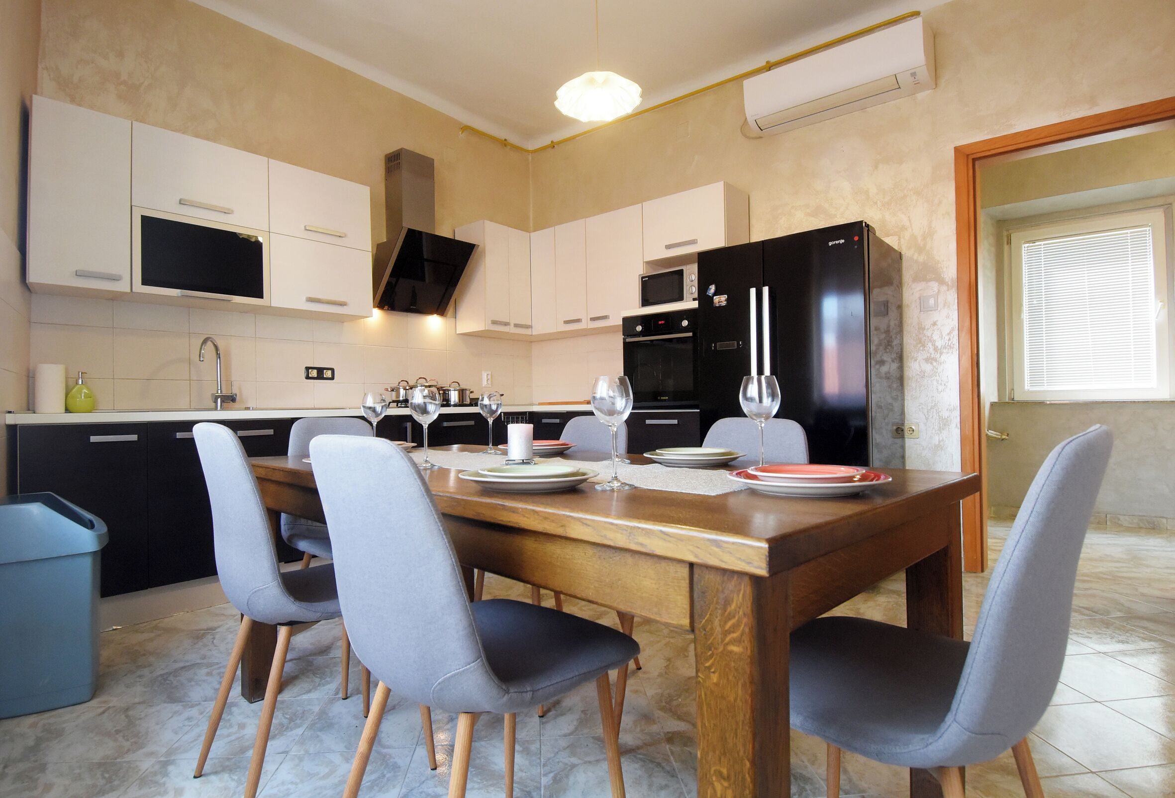 Réfrigérateur, four à micro-ondes, un four, lave-vaisselle