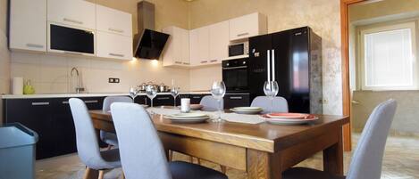 Jääkaappi, mikroaaltouuni, uuni, astianpesukone