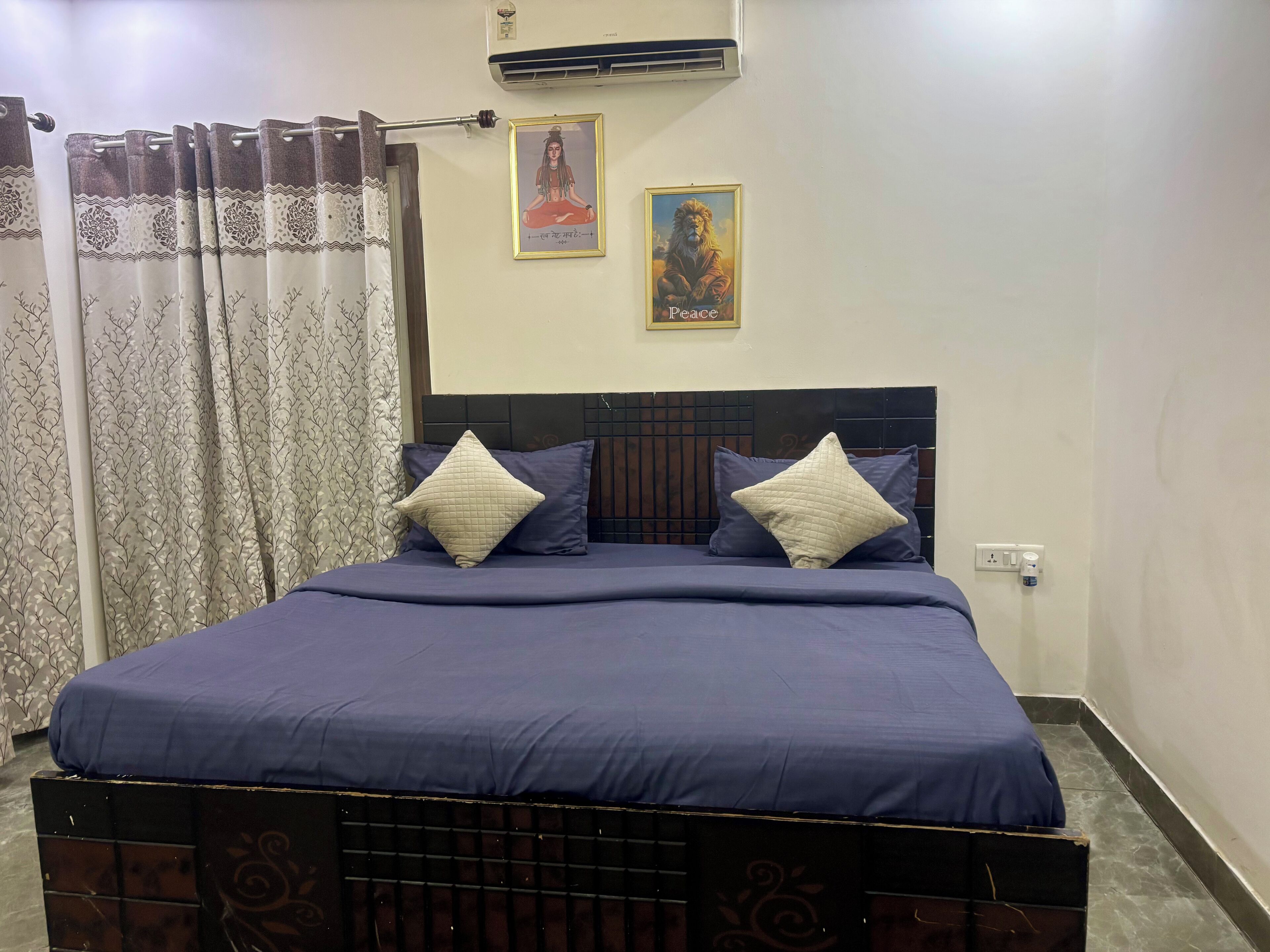 2 bedrooms, iron/ironing board, internet, bed sheets
