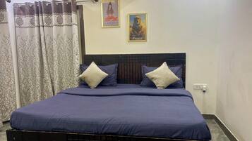 2 bedrooms, iron/ironing board, internet, bed sheets