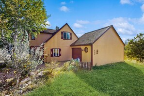 Exterior - Spacious cabin with stunning views, wifi, fully stocked kitchen & W/D (Drake)