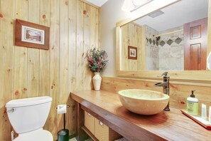 Douche, sèche-cheveux, serviettes fournies