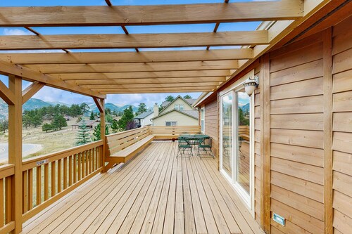 Conveniently located home w/ full kitchen, w/d, deck & mountain views