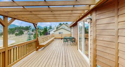 Conveniently located home w/ full kitchen, w/d, deck & mountain views
