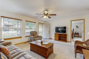 TV - Conveniently located home w/ full kitchen, w/d, deck & mountain views (Estes Park)