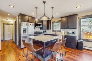 Fridge, microwave, oven, stovetop - Modern cabin with mountain views, private yard & furnished deck - great location (Estes Park)
