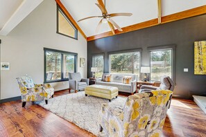 TV - Modern cabin with mountain views, private yard & furnished deck - great location (Estes Park)