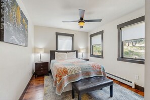 2 bedrooms, free WiFi, bed sheets - Modern cabin with mountain views, private yard & furnished deck - great location (Estes Park)