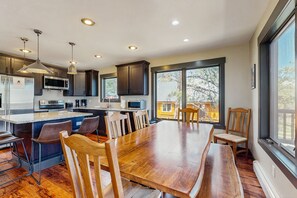 Dining - Modern cabin with mountain views, private yard & furnished deck - great location (Estes Park)