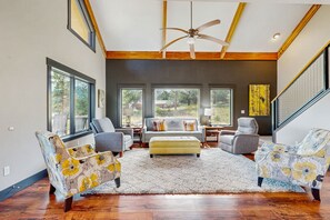 TV - Modern cabin with mountain views, private yard & furnished deck - great location (Estes Park)