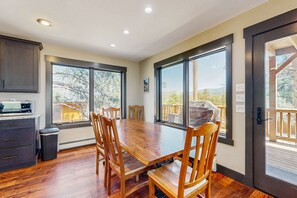 Dining - Modern cabin with mountain views, private yard & furnished deck - great location (Estes Park)