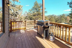 Property grounds - Modern cabin with mountain views, private yard & furnished deck - great location (Estes Park)