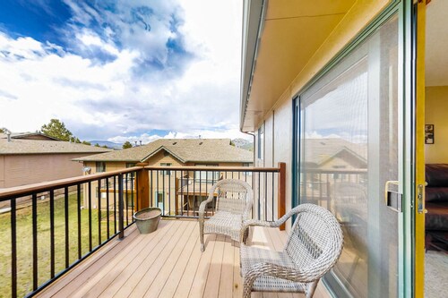 Conveniently located mountain condo with balcony, wildlife views, & golf course