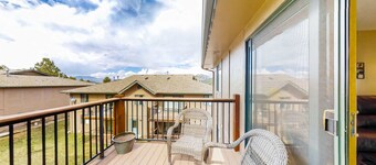 Conveniently located mountain condo with balcony, wildlife views, & golf course