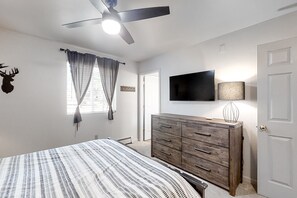 3 Schlafzimmer, Schreibtisch, Bügeleisen/Bügelbrett, Reisekinderbett