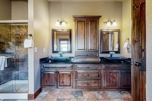 Shower, hair dryer, towels - Cozy mountain townhome with deck, jetted tub, and gas fireplace (Estes Park)