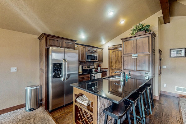 Fridge, microwave, oven, stovetop - Cozy mountain townhome with deck, jetted tub, and gas fireplace (Estes Park)