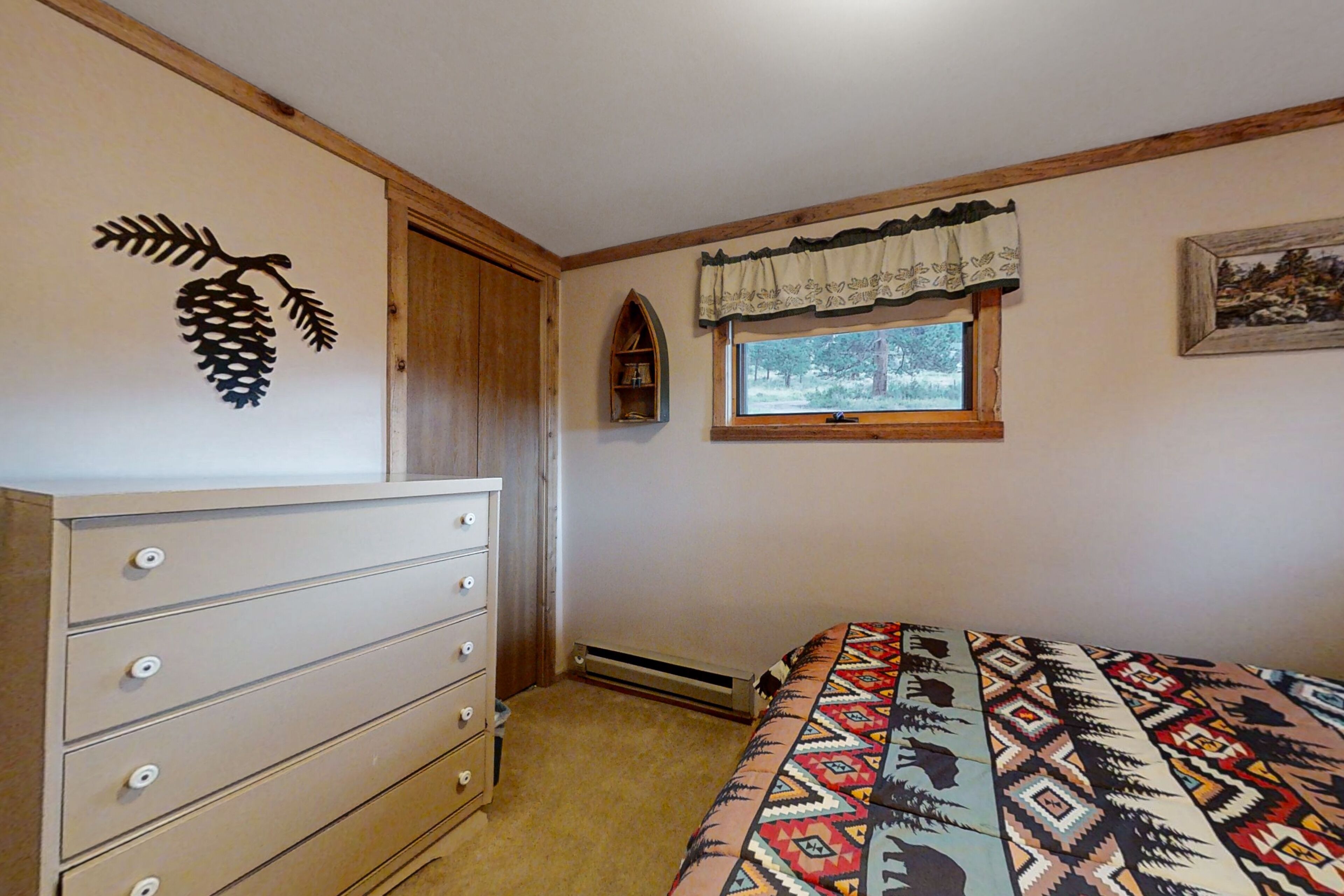 Een slaapkamer met een bed, een kaptafel, een raam en decoraties aan de muur.