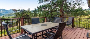 Inviting cabin with stellar panoramic Rocky Mountain views