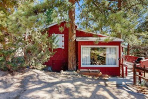 Exterior - Cozy cabin on 4 acres with kitchen & furnished deck, lake views (Estes Park)
