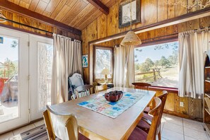 Dining - Cozy cabin on 4 acres with kitchen & furnished deck, lake views (Estes Park)