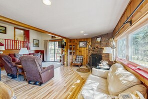 TV, fireplace - Cozy cabin on 4 acres with kitchen & furnished deck, lake views (Estes Park)