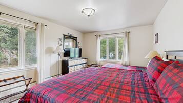 3 bedrooms, desk, iron/ironing board, free WiFi