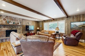 TV, DVD player, video library - Comfortable cottage with WiFi, washer/dryer - golf & mountain views (Estes Park)