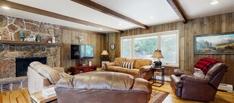 Comfortable cottage with WiFi, washer/dryer - golf & mountain views