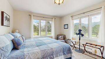 3 bedrooms, desk, iron/ironing board, free WiFi