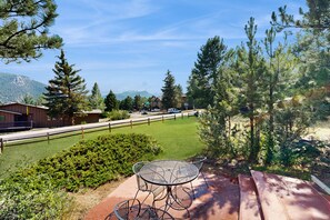 Outdoor dining - Comfortable cottage with WiFi, washer/dryer - golf & mountain views (Estes Park)