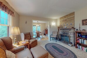 Fernseher, Kamin, DVD-Player