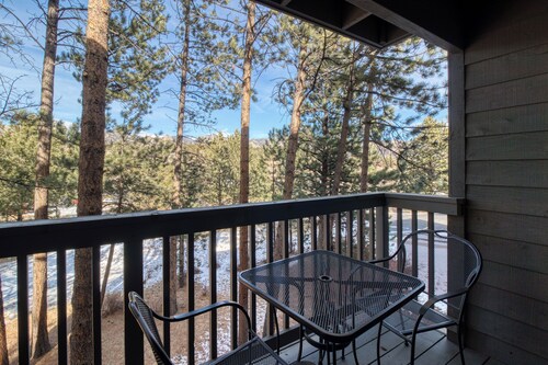 Relaxing condo in Estes Park w/ a full kitchen, gas fireplace, & furnished deck