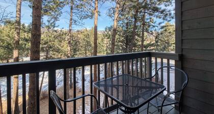 Relaxing condo in Estes Park w/ a full kitchen, gas fireplace, & furnished deck