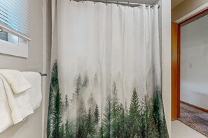 Shower, hair dryer, towels - Enjoy nature from this charming cabin with deck, fireplace, & washer/dryer (Estes Park)