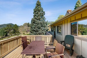 Outdoor dining - Enjoy nature from this charming cabin with deck, fireplace, & washer/dryer (Estes Park)