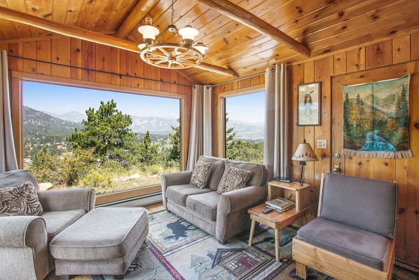 TV, fireplace - Cabin on 7 acres with glorious mountain views & wood fireplace (Estes Park)