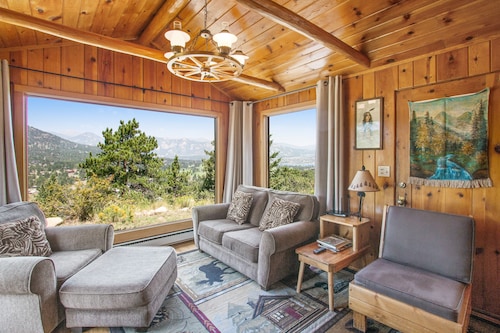 Cabin on 7 acres with glorious mountain views & wood fireplace