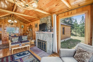 TV, fireplace - Cabin on 7 acres with glorious mountain views & wood fireplace (Estes Park)
