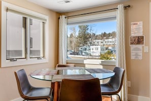 Dining - Remodeled, dog-friendly cabin in heart of downtown with patio - walk everywhere (Estes Park)