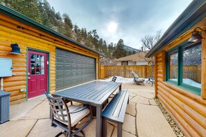 Outdoor dining - Remodeled, dog-friendly cabin in heart of downtown with patio - walk everywhere (Estes Park)