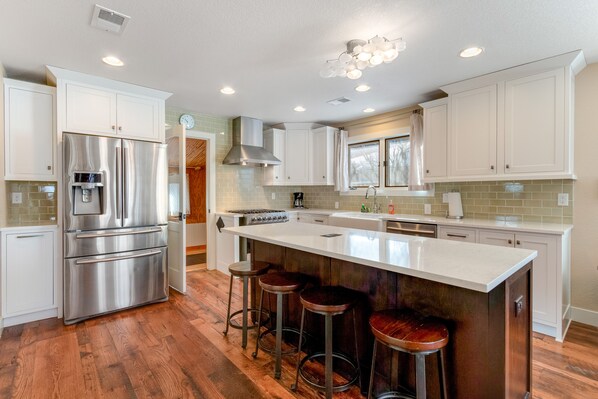 Fridge, microwave, oven, stovetop - Remodeled, dog-friendly cabin in heart of downtown with patio - walk everywhere (Estes Park)