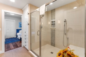 Shower, hair dryer, towels - Remodeled, dog-friendly cabin in heart of downtown with patio - walk everywhere (Estes Park)