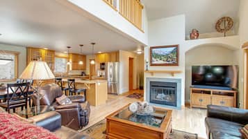 Fernseher, Kamin, Bücher