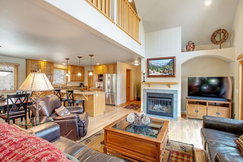 3BR Three-story home with epic mountain views & fireplace