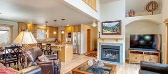 3BR Three-story home with epic mountain views & fireplace