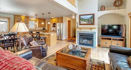 3BR Three-story home with epic mountain views & fireplace
