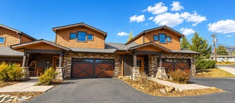 Luxurious dog-friendly townhome near Lake Estes with fantastic views