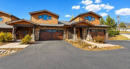 Luxurious dog-friendly townhome near Lake Estes with fantastic views