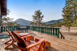 Outdoor dining - Delightful Getaway with Free WiFi, a Wood Fireplace, Washer/Dryer, & Great Views (Estes Park)